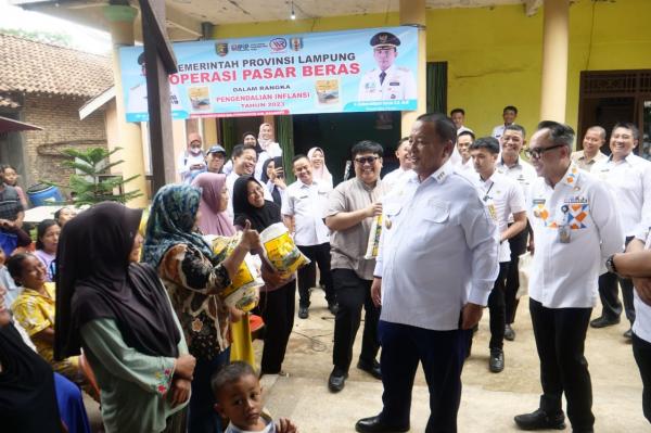Operasi Pasar Beras Murah, Adipati Dampingi Gubernur Arinal Salurkan Bansos Pemprov Lampung