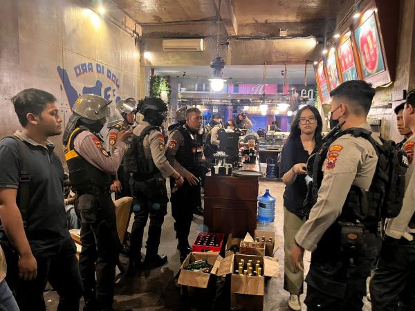 Polisi Razia Dua Kafe, 147 Botol Miras Disita