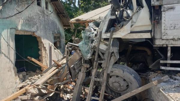 Kecelakaan Maut di Cianjur, Truk Seruduk Rumah, Kios dan 3 Motor, 2 Orang Tewas