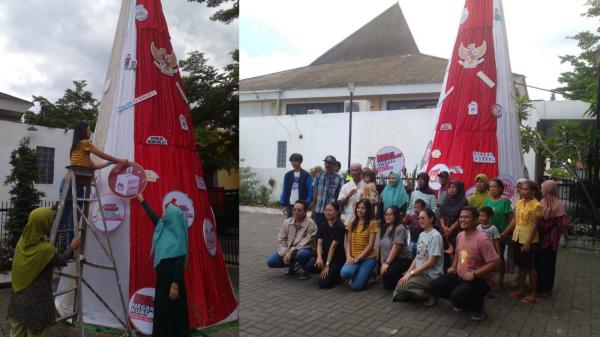 Warga Kampung Kerukunan Lebak Ciamis Ramai-Ramai Bikin Replika Pohon Natal dengan Tema Pemilu Damai