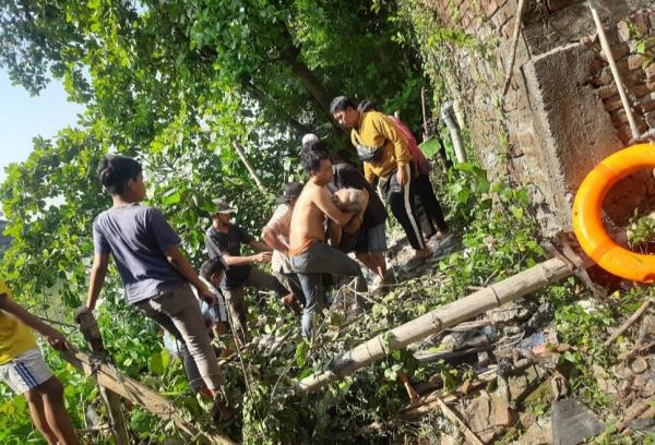 Geger! Wanita Paruh Baya Lakukan Percobaan Bunuh Diri di Sungai Brantas Surabaya