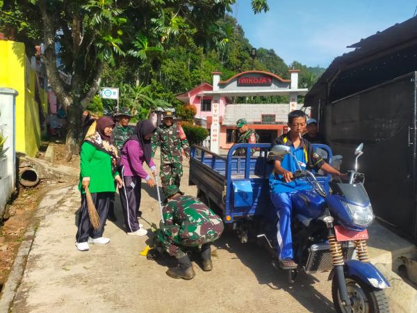 Kompak Warga dan Babinsa 8/Mande Bersihkan Selokan dan Kanan Kiri Jalan