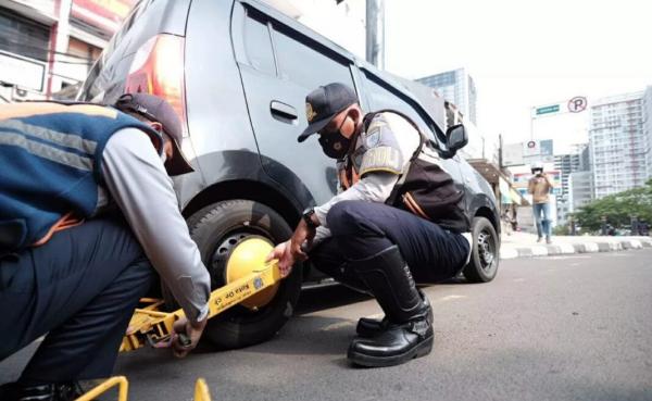 Efek Jera! Puluhan Kendaraan Parkir Liar di Depok Digembok dan Digembosi