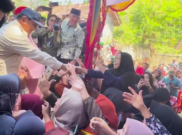 Prabowo Subianto Sebut Nama Iwan Bule saat Sapa Warga Kuningan di Peresmian Sumur Bor