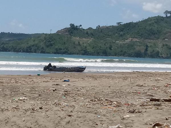 Kapal Pencari Ikan Pecah di Pantai Niyama, 1 Orang Dinyatakan Hilang