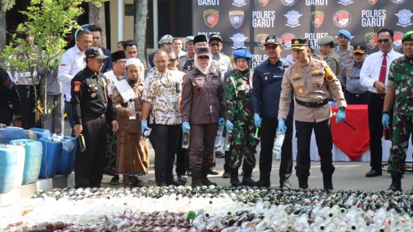 Ribuan Botol Miras dan Knalpot Bising Dimusnahkan Polres Garut