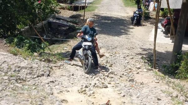 Puluhan Tahun Jalan Kabupaten Tasikmalaya di Campakasari Rusak Berat, Warga Dambakan Perbaikan