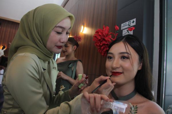 Tiga Perempuan Cantik Kolaborasi Ciptakan Produk Lipstik Berbahan Herbal, Hasilnya Bisa Jadi Tren