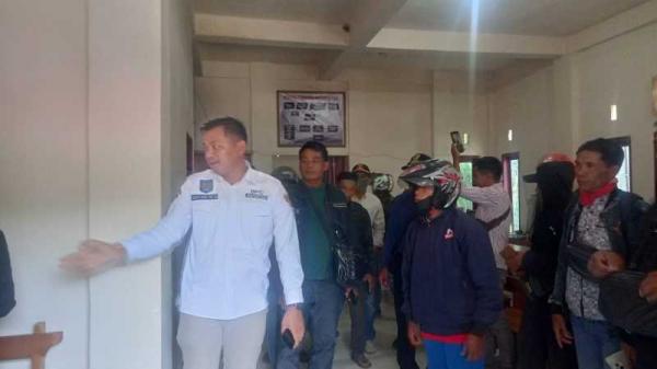 Usir Pegawai, Kembali Kades di Mamasa Tutup Kantor BPKD Buntut Gaji Tak Dibayarkan