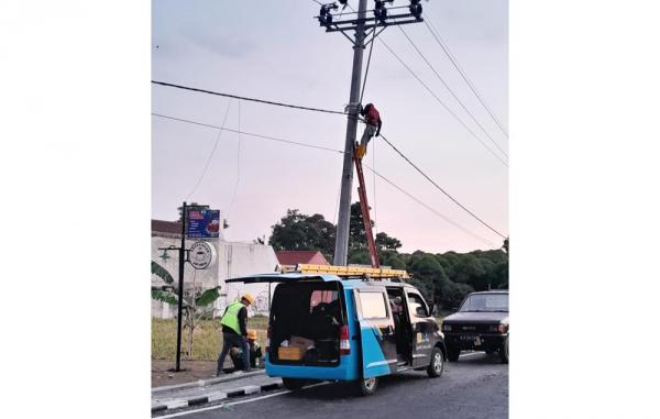 PLN Icon Plus Lakukan Penataan Kabel Fiber Optik di Tiang PLN Kota Malang, Libur Nataru Jadi Nyaman