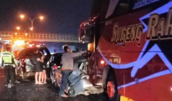 Kecelakaan Karambol di Tol Krapyak Semarang, Bus Sugeng Rahayu Seruduk 3 Mobil