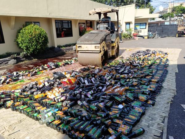 Polres Cianjur Sikat Habis Ribuan Botol Miras dan Belasan Ribu Knalpot Brong Dimusnahkan
