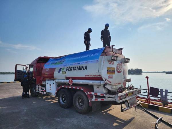 Pertamina Kirim 2 Truk Tangki BBM ke Pulau Karimun Jawa, Antisipasi Angin Baratan