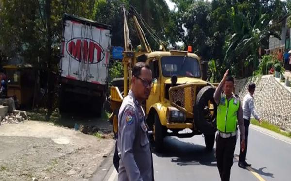 Kecelakaan Hari Ini Truk Kontainer Rem Blong Hantam Rumah dan Mobil di Ajibarang Banyumas