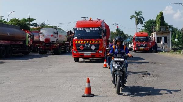 Tekan Kecelakaan saat Nataru, Fuel Terminal Maos dan Polisi Gelar Safety Driving Awak Mobil Tangki
