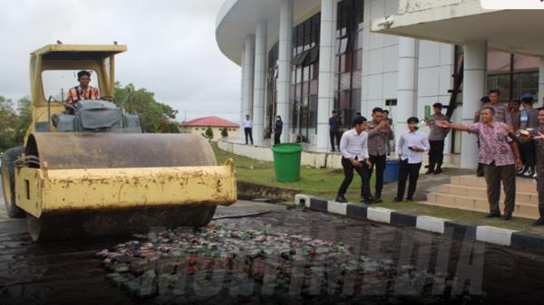 Jelang Pergantian Tahun, Polda Kaltara Musnahkan 854 Botol Miras dan Puluhan Liter Ciu