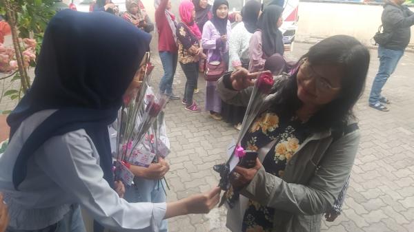 Hari Ibu, Ratusan Ojol Perempuan di Surabaya Dapat Souvenir dan Makan Gratis