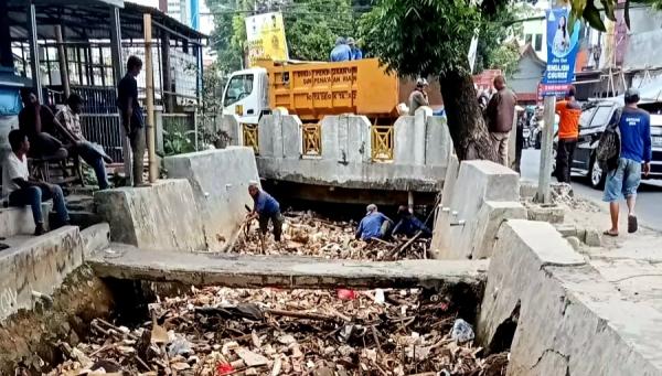 Sampah 8 Ton Mencemari Kali Cabang Barat, Satgas DPUPR Depok Kerja Keras