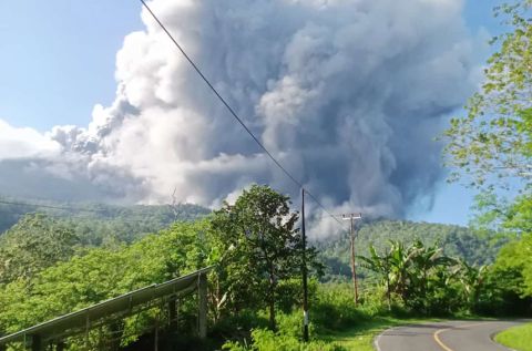 Breaking News,  Gunung Laki- Laki  Lewotobi di Flores Timur NTT Erupsi, Tinggi Letusan 1.000 Meter