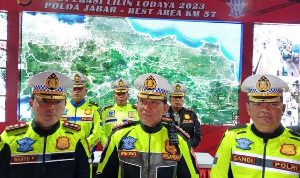 Pantauan Arus Lalu Lintas Tol Jakarta-Cikampek : Volume Kendaraan Meningkat 70 Persen