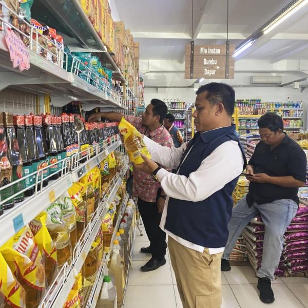 Jelang Nataru, Loka POM Kobar Sidak Masa Kedaluwarsa Makanan di Sejumlah Supermarket