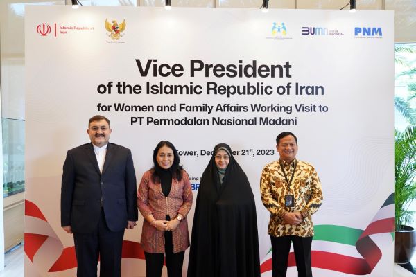 Wapres Iran Puji PT PNM Indonesia Sampai Duduk Menemani Nasabah Peserta Pelatihan Membatik