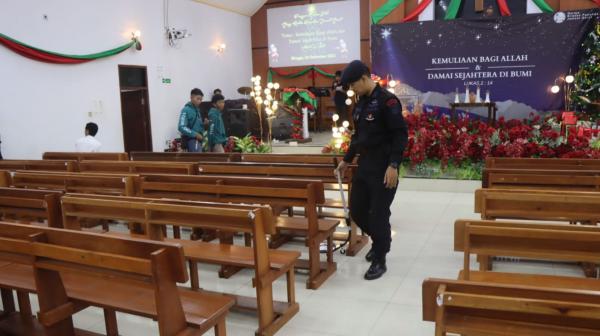 Unit Jibom Sat Brimob Polda Jabar Sterilisasi 6 Gereja di Garut