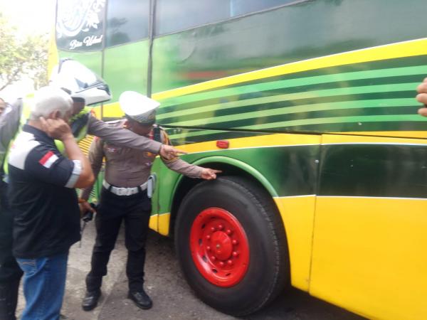Hadapi Libur Nataru, Polisi Cek Kesiapan Armada Bus di Terminal Kuningan