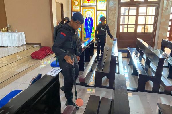 Brimob Polda Jateng Sterilisasi 3 Gereja di Purbalingga Jelang Ibadah Natal