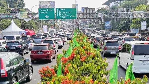 Antrean Kendaraan Capai 3 Km, Polisi Terapkan Sistem One Way di Puncak Bogor 