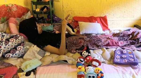 Kisah Gadis Lumpuh di Tasikmalaya, Terbaring di Tempat Tidur Lahirkan Karya Rajutan Bernilai Ekonomi