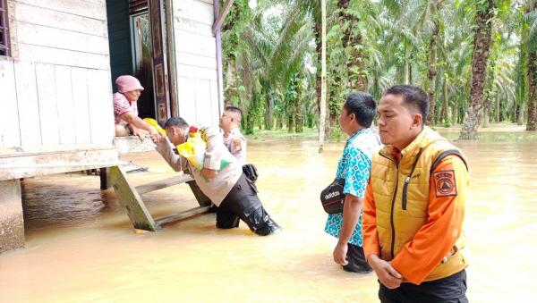 Lewati Jalan Lumpur dan Luapan Sungai,Petugas Salurkan Bansos