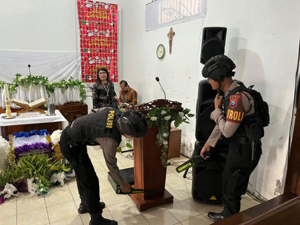 Pastikan Keamanan Ibadah Natal, Polres Probolinggo Sterilisasi Gereja Menggunakan Metal Detektor