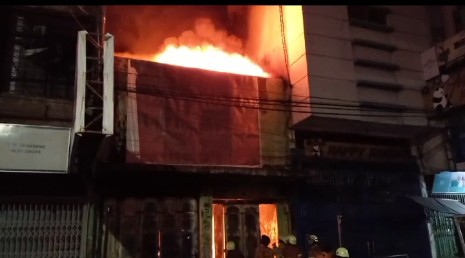 Dramatis Ruko Dua Lantai di Jl. Pekiringan Terbakar Hebat, 1 Korban Terjebak di Dalam