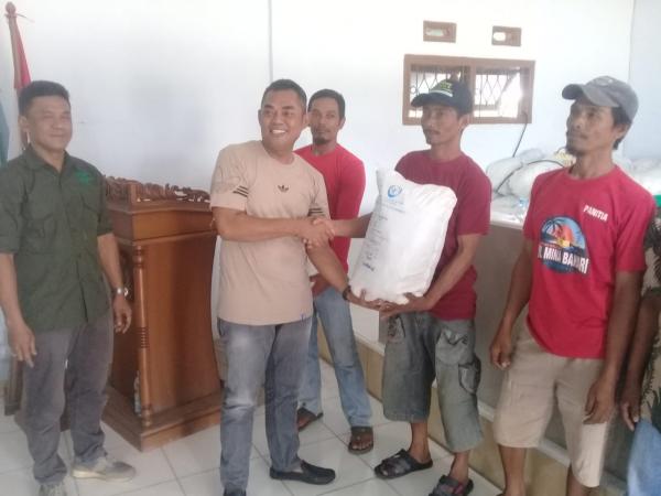Anggota DPRD Subang Adik Salurkan Bantuan 263 Unit Jaring Rampus untuk Nelayan Muara Ciasem