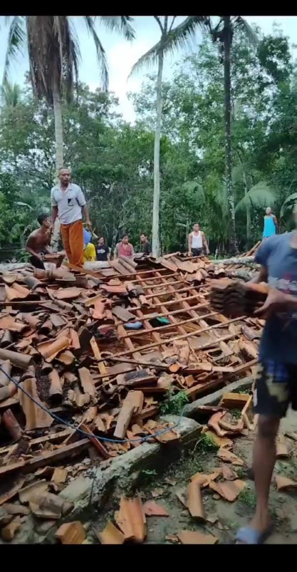 Akibat Hujan Disertai Angin, Sejumlah Rumah di Kampung Kali Papan alami Kerusakan