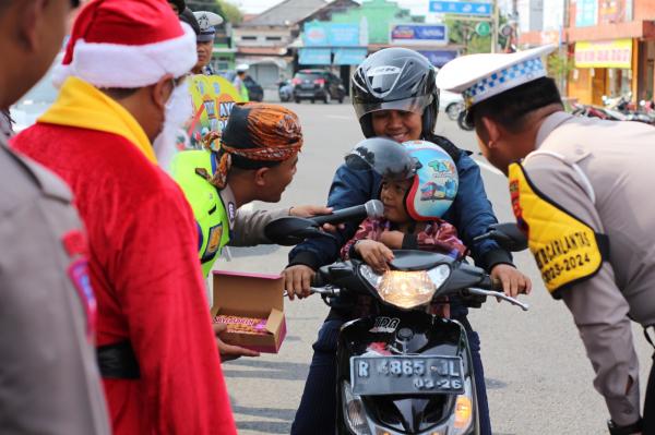 Sinterklas Bagikan Hadiah pada Pengandara Tertib Lalu Lintas di Purbalingga