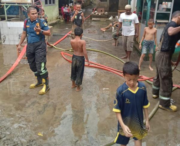 Banjir Mulai Surut, Warga Kelurahan Aur Gotong Royong Bersihkan Lumpur