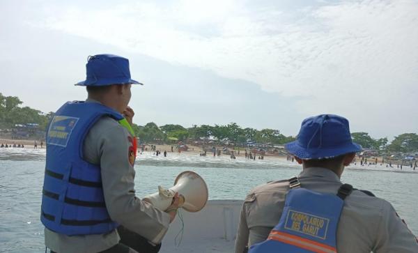 Satpolairud Polres Garut Imbau Wisatawan Jaga Keselamatan Saat Liburan di Pantai