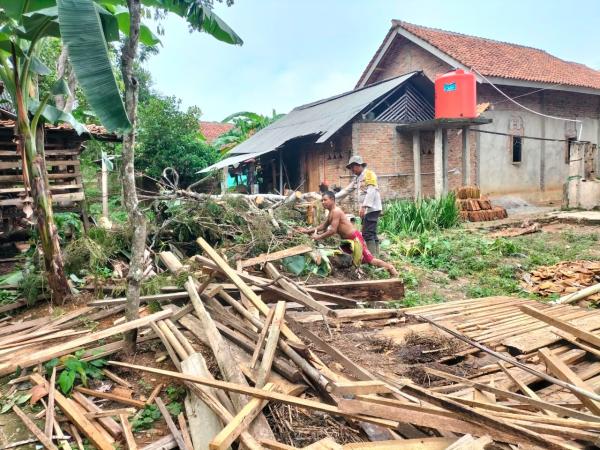 Angin Puting Beliung, Polisi Sambangi Rumah Warga Terdampak Bencana di Kalipapan dan Sumber Rejeki