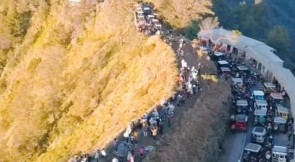 Ribuan Wisatawan Terjebak Macet Berjam-jam di Gunung Bromo Viral