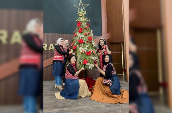 Indahnya Pohon Natal Bhayangkari Sulbar Sebagai Simbol Toleransi dan Kerukunan Umat Beragama