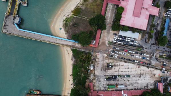 Libur Nataru 2023, ASDP Seberangkan Ribuan Penumpang dari Pelabuhan Tanjung Kalian Mentok
