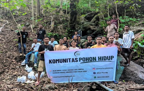 Komunitas Pohon Hidup Meriahkan Nataru dengan Reboisasi pada Sumber Mata Air di Desa Manamas