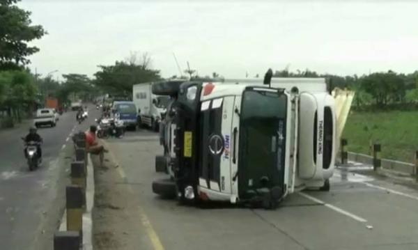 Kecelakaan Hari Ini, Truk Pasir Pecah Ban Terguling Jalan Nasional Bandung-Cirebon