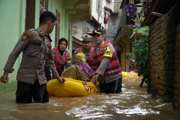 Banjir Rendam Ratusan Rumah di Rokan Hulu, Kapolres Evakuasi 2 Lansia