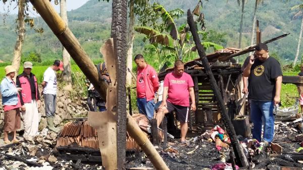 Anggota DPRD Garut Berikan Bantuan Untuk Korban Kebakaran di Kadungora Garut