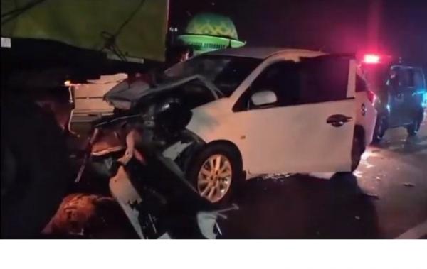 Kecelakaan Maut: Honda Mobilio Hantam Truk Gandeng, Pengemudi Tewas Luka Parah di Kepala