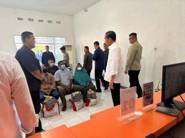 Penyaluran BLT El Nino di Kantorpos Genteng Banyuwangi Dihadiri Presiden Jokowi