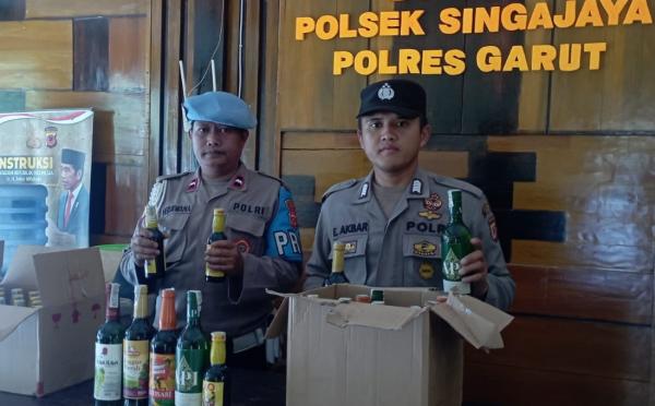 Polisi di Singajaya Gencar Razia Miras Jelang Tahun Baru, Puluhan Botol Miras Diamankan